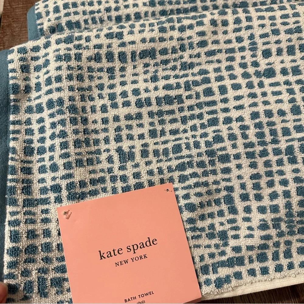 Kate Spade New York Spots Bath Towel, 28x54 inch, Niagara